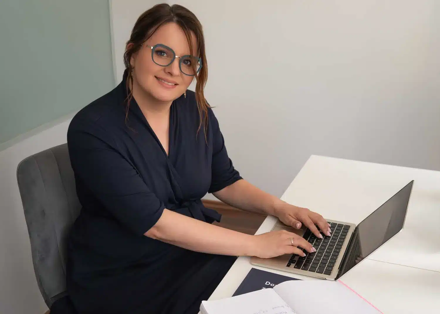 Michalina Gryska podczas pracy nad dokumentacją projektu