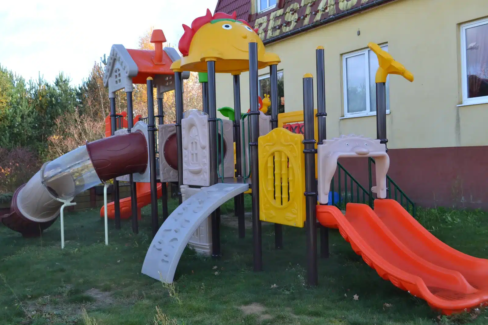 Plac zabaw obok budynku Restauracji Jaskółka