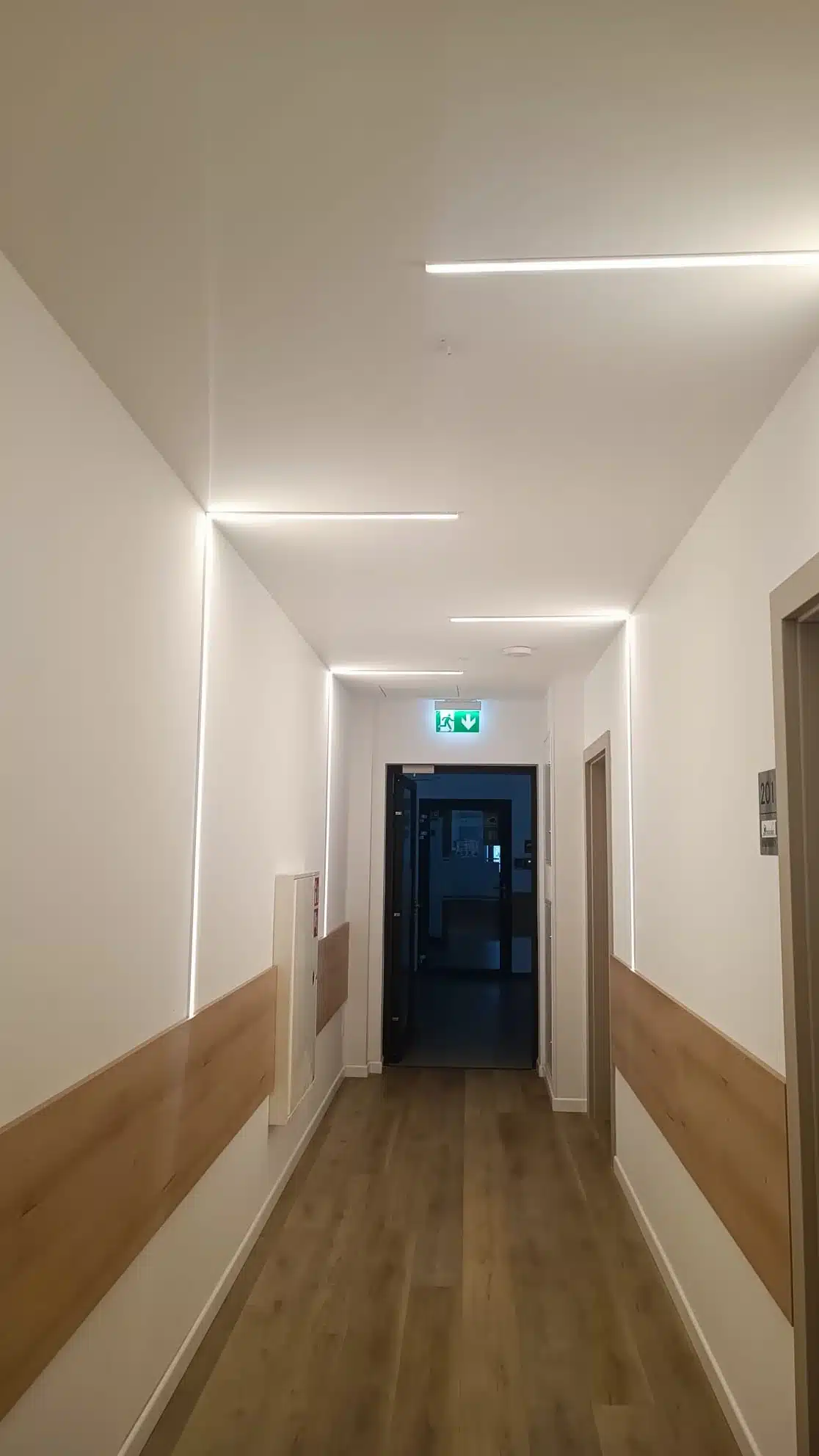 Zmodernizowany korytarz hotelowy z wejściami do apartamentów