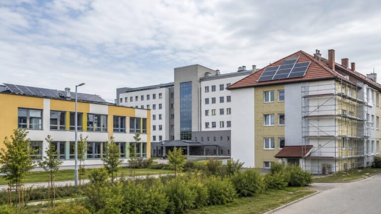 Szkoła, szpital i budynek wielorodzinny podczas termomodernizacji