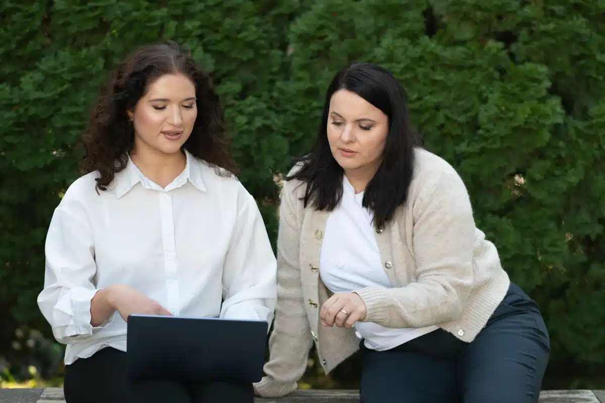 Michalina Gryska i Dagmara Dopierała podczas wspólnej pracy przy laptopie